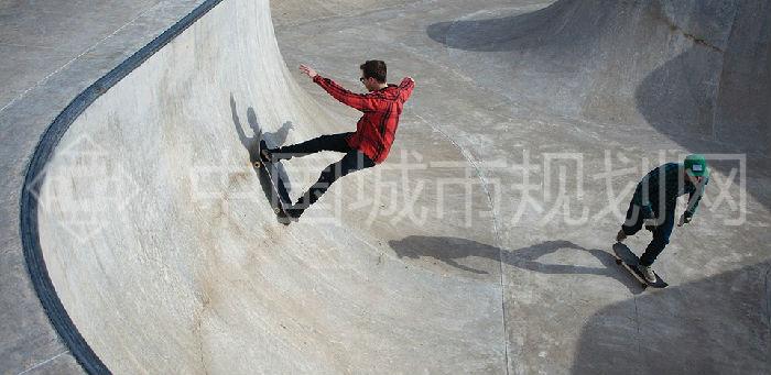 占地15 000平方英尺的滑板公园是纽约最具挑战性之一的运动场所,吸引着全城游人前来体验。第五段景观区中设有各种不同类型的户外活动场地,满足其周边不同层次居民的多样化需求,这也是该项目创新设计的成功典范之一。.jpg